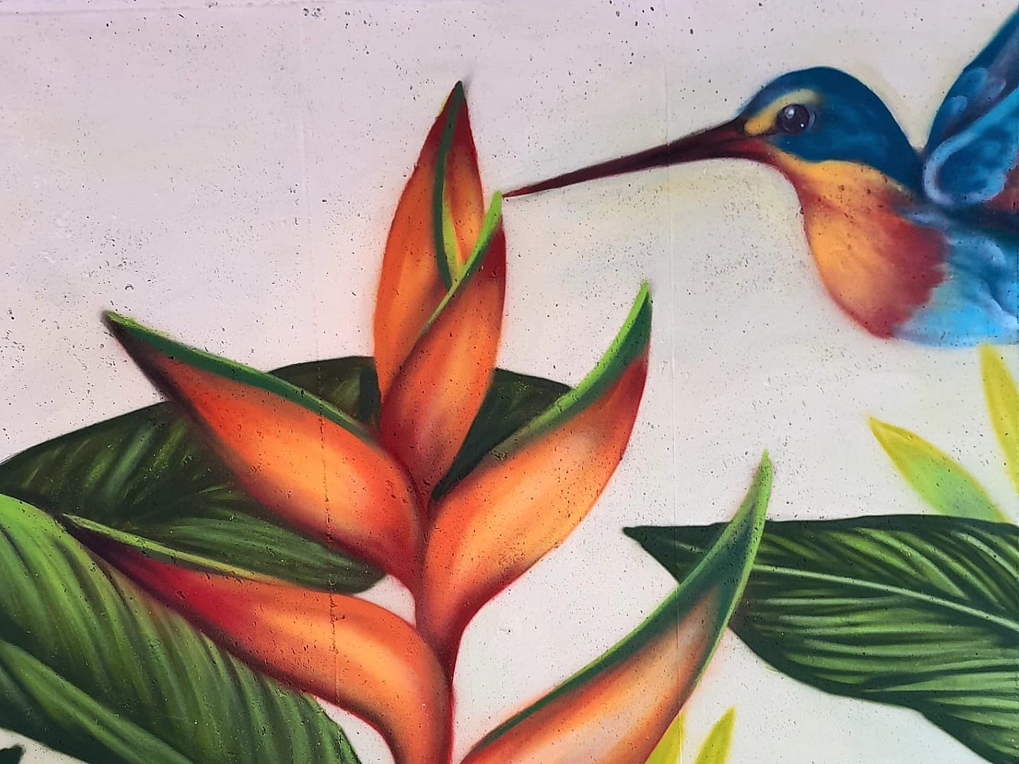 Mural decorativo en hogar con elementos naturales